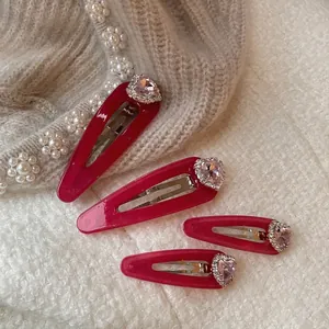 Set di fermagli per capelli con cuori di cristallo rosa e strass su fondo tessuto