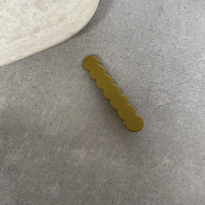 Dettaglio della clip per capelli senape con bordi a onda e incisione France Handmade