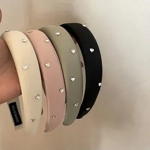 Cerchietti in raso imbottiti con strass a cuore in beige, rosa, verde e nero