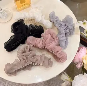 Detail von eleganten Haarklammern aus Netzstoff in verschiedenen Farben für Damenfrisuren