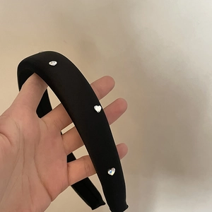 Cerchietto imbottito in raso nero con tre strass a forma di cuore per volume capelli