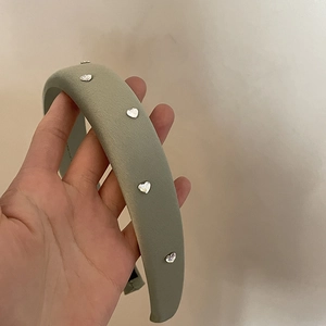 Cerchietto in spugna satinata verde salvia con strass a cuore per volume dei capelli