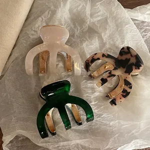 Lot de trois pinces à cheveux en acétate, blanc crème, vert foncé et motif écaille de tortue