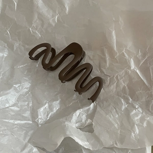 Minimalist matte dark brown wave claw clip hair accessory for women in high quality finish