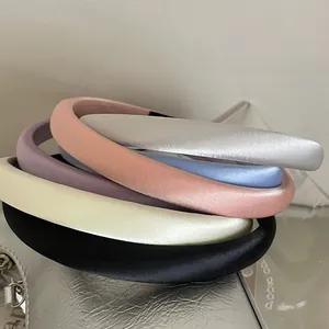 Détail de serre-têtes en éponge satinée épaisse en rose pastel, violet et beige