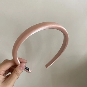 Serre-tête en éponge de satin rose avec une texture de soie brillante chic