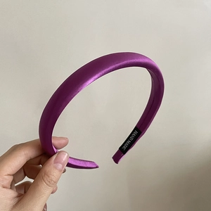 Serre-tête élégant en satin violet brillant avec rembourrage éponge et étiquette faite main