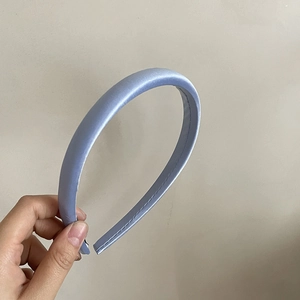Serre-tête en éponge satiné bleu clair pour femmes avec un design de style français épuré