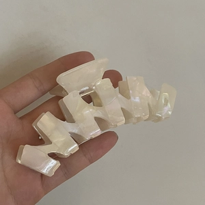 Grande molletta per capelli in acetato bianco avorio con design geometrico a zigzag