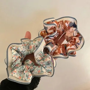 Chouchous en Tissu Floral Style Mori Pour Femmes Avec Bordure Rayée Grands Élastiques à Cheveux Accessoires de Cheveux Faits à Main