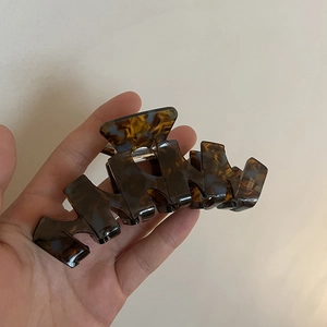 Pinza per capelli design francese in acetato con motivo tartarugato marrone scuro