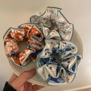 Lot de trois chouchous à fleurs avec motifs colorés et bordures rayées pour femmes