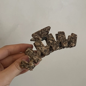 Dettaglio della pinza per capelli in acetato con elegante motivo a guscio di tartaruga