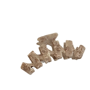 Elegante pinza per capelli ondulata in acetato con trama marmorea beige per donne