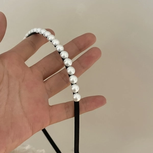 Eleganter schwarzer Haarreif mit einer Reihe weißer Kunstperlen für Damen und Mädchen
