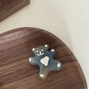 Détail de la pince à cheveux ours mignon avec dégradé bleu et motif de cœur en résine