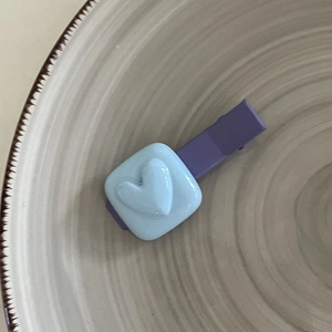 Süße lila Haarspange mit blauem Herz-Resin-Detail für Frauen und Mädchen