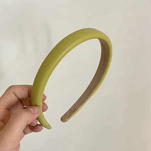 Detail of olive green sponge headband featuring matte leather texture and non-slip lining