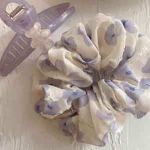 Chouchou floral violet et pince à cheveux mate de style coréen minimaliste élégant