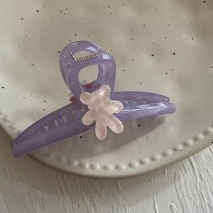 Pince à cheveux violette mate avec petit ours rose sur une assiette décorative chic