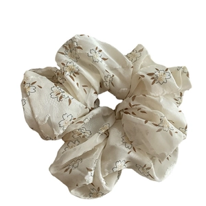 Chouchou en mousseline beige à imprimé floral avec fleurs blanches pour femmes