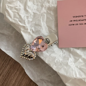 Detailansicht der silbernen Haarklammer mit rosa Herzkristall und Glitzersteinen