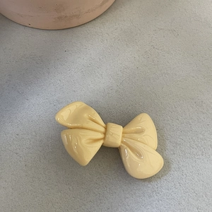 Barrette à cheveux nœud crème avec texture marbrée en acrylique de style minimaliste
