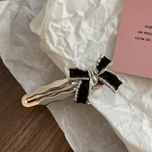 Silberne gewellte Schleife Haarspange mit schwarzen Emaille-Details für Damen