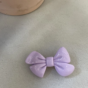 Barrette à cheveux minimaliste avec nœud violet crème en résine brillante pour femmes et filles