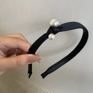 Serre-tête élégant en velours noir avec nœud décoratif et détails de perles blanches