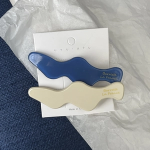 Set of two wavy Klein blue and beige acetate hair clips for women with a glossy finish