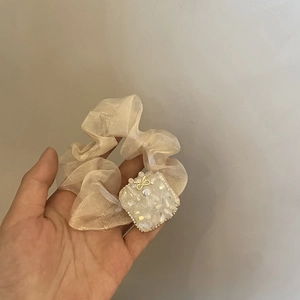 Chouchou en organza champagne avec boucle décorative en perles et nœud doré