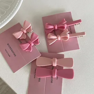 Roze strik haarklemmen set op displaykaart voor vrouwen en meisjes schattige stijl