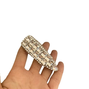 Pince à cheveux rectangulaire élégante ornée de strass brillants sur base en métal argenté