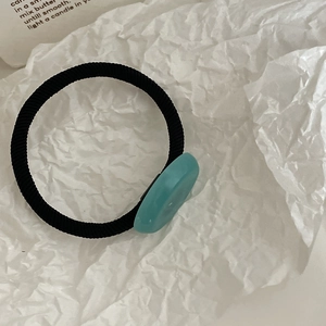 Élastique à cheveux minimaliste en acrylique sur fond blanc avec texture douce