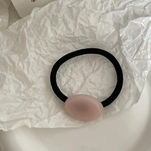 Perle acrylique rose sur élastique noir pour queue de cheval accessoire minimaliste