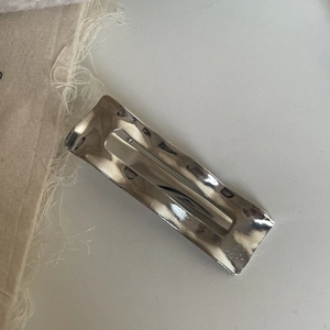 Minimalist silver wavy alloy hair clip with hammer texture and rectangle cutout