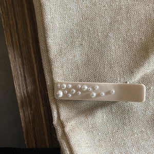 Fermaglio per capelli stile francese con diamanti e perle su base in resina beige