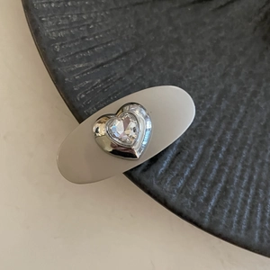 Fermaglio per capelli a cuore argento con strass su vassoio nero strutturato