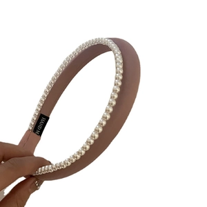 Serre-tête élégant en tissu rose avec perles blanches et étiquette fait main