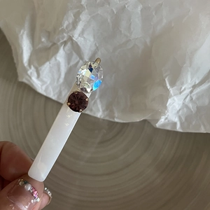Pince à cheveux élégante avec cristaux strass et pierres irisées et violettes