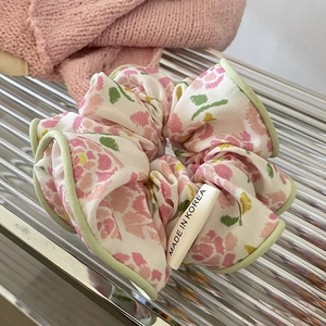 Gros plan du chouchou floral à fleurs roses avec une étiquette Made in Korea