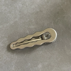 Eleganter metallischer Wellen-Haarclip mit gewelltem Rand und poliertem Silber-Finish