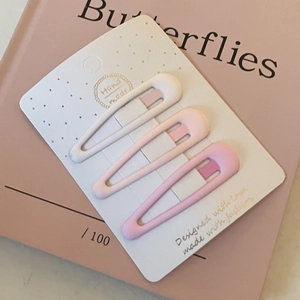 Lot de trois barrettes à cheveux rose mat pour filles présentées sur une carte cadeau