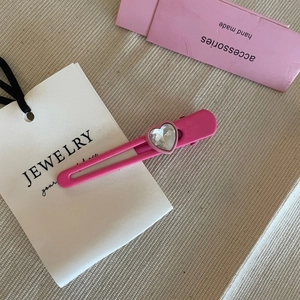 Süße rosa herzförmige Haarspange mit großem Edelstein für elegante Damenfrisuren