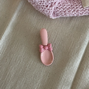 Pince à cheveux décorative rose en forme de cuillère avec nœud vue à 45 degrés