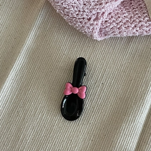 Pince à cheveux créative en forme de cuillère noire avec un joli nœud rose