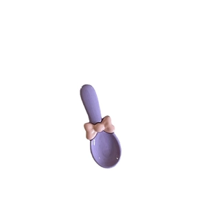 Cuillère à dessert violette avec nœud rose 3D et finition en émail brillant poli