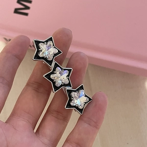 Fermaglio per capelli Y2K con tre stelle, cornice in metallo argento e smalto nero