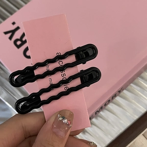 Set aus 2 schwarzen matten Metall Haarklammern für Damen auf rosa Karte